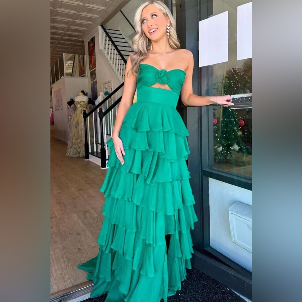 Elegant Green Strapless Tiered Dress